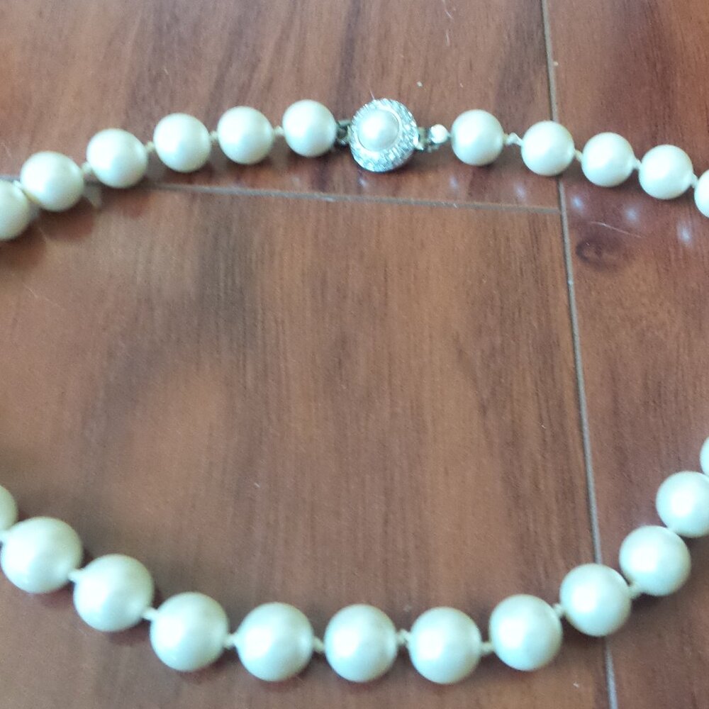 Pearl choker necklace